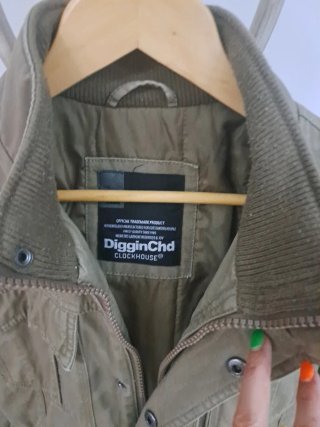 Chaqueta camel estilo militar