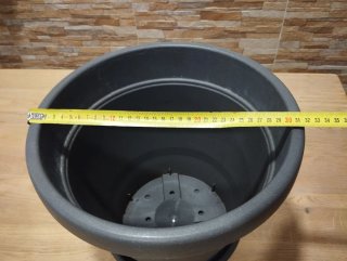 Maceta gris de plástico