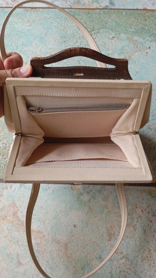 Borsetta vintage pelle crema con manico in legno