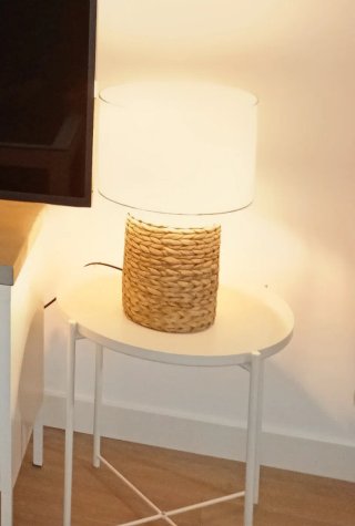 Mesa auxiliar redonda Ikea y lampara