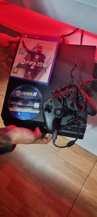 PS4 + Mando original con cable + FIFA 23 y FIFA 16
