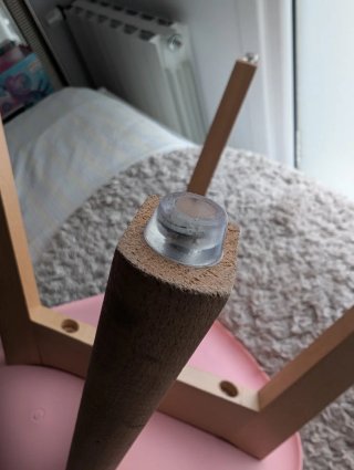 Sillas infantiles de plástico y madera