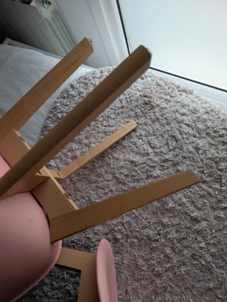 Sillas infantiles de plástico y madera