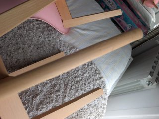 Sillas infantiles de plástico y madera