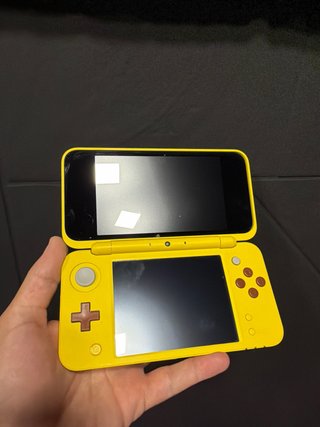 Nintendo New 2DS XL Pikachu Edition Pokémon