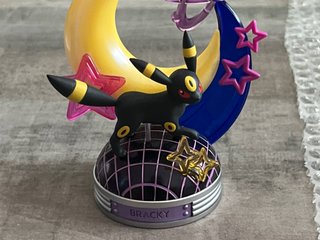 Figura RE-MENT Umbreon Neon Party