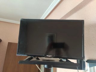Televisor Haier negro y el otro model Engel