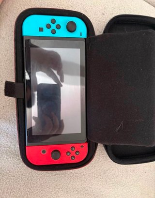 Nintendo Switch Roja con Cargador y Mandos