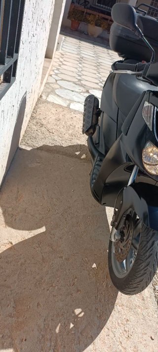 Aprilia Maxi Scooter Negra