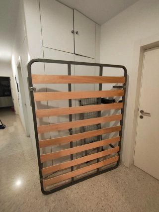 Struttura letto a scomparsa in legno e metallo