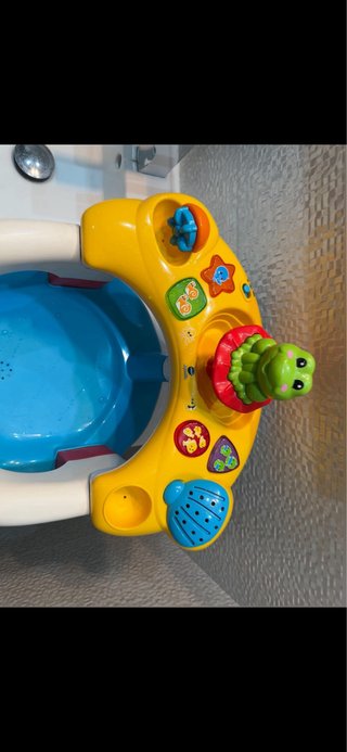 Asiento de baño para bebé con juguetes