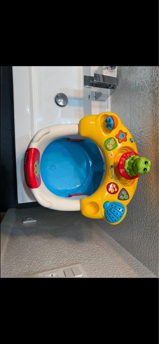 Asiento de baño para bebé con juguetes
