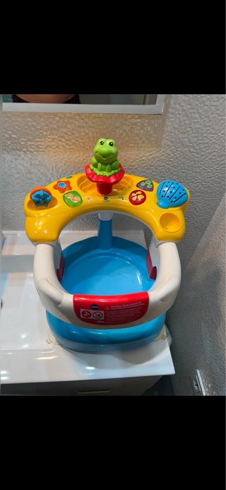 Asiento de baño para bebé con juguetes