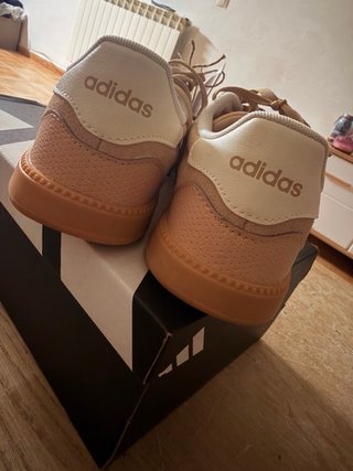 Zapatillas Adidas Beige Talla 39 1/3  NUEVAS!!!