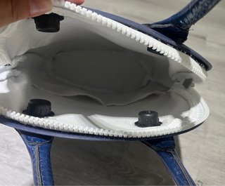 Bolso O bag azul marino.