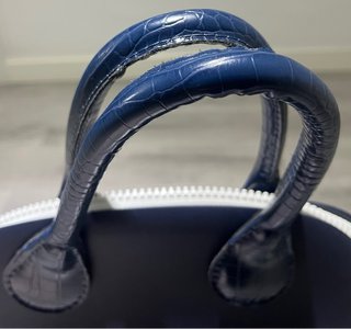 Bolso O bag azul marino.