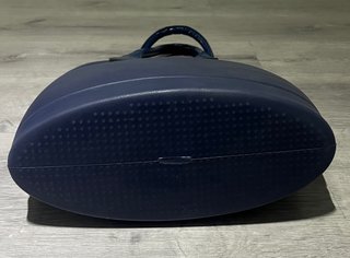 Bolso O bag azul marino.