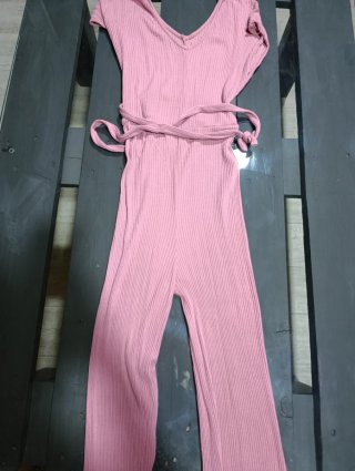 Mono rosa de canalé con cinturón