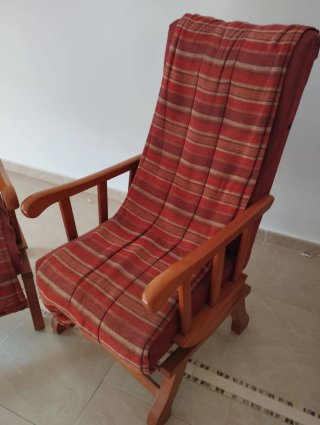 SE REGALAN 2 mecedoras de madera con tela.