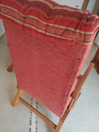 SE REGALAN 2 mecedoras de madera con tela.
