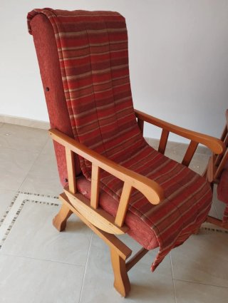 SE REGALAN 2 mecedoras de madera con tela.