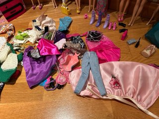 Barbies: Coche, Vestidor y Ropa diversa,