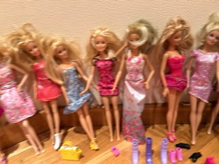 Barbies: Coche, Vestidor y Ropa diversa,