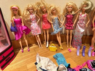 Barbies: Coche, Vestidor y Ropa diversa,