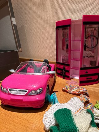 Barbies: Coche, Vestidor y Ropa diversa,