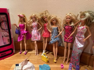 Barbies: Coche, Vestidor y Ropa diversa,