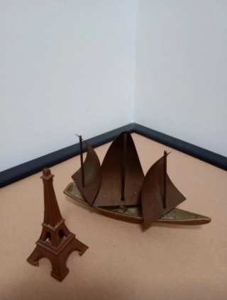 Set 2 Oggetti Decorativi Torre Eiffel Barca ,15€