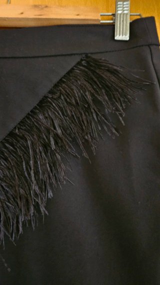 Falda mini negra con detalle de plumas