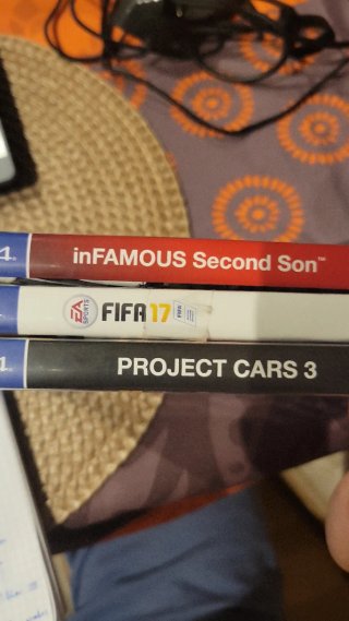 PS4 Slim 860GB + 3 mandos +3 juegos+ Cascos