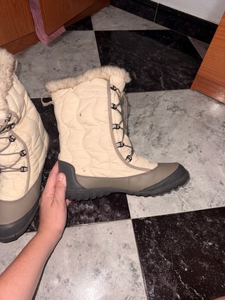 Botas de nieve beige y grises