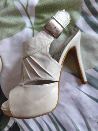 Zapatos de tacón beige