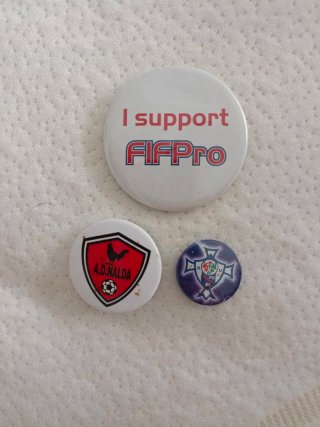 Lote 3 chapas fútbol: FIFPro, Nalda, FC