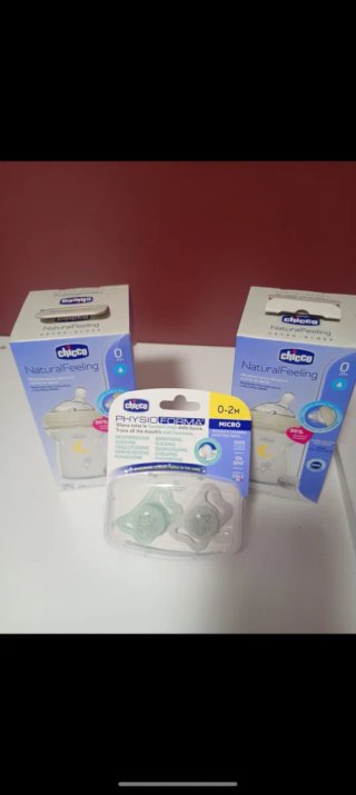2 Biberones Chicco NaturalFeeling y 2 Chupetes