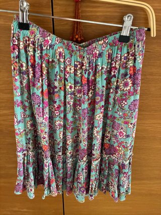 Falda hasta la rodilla estilo floral de verano
