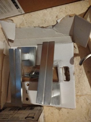 Maneta de puerta metálica