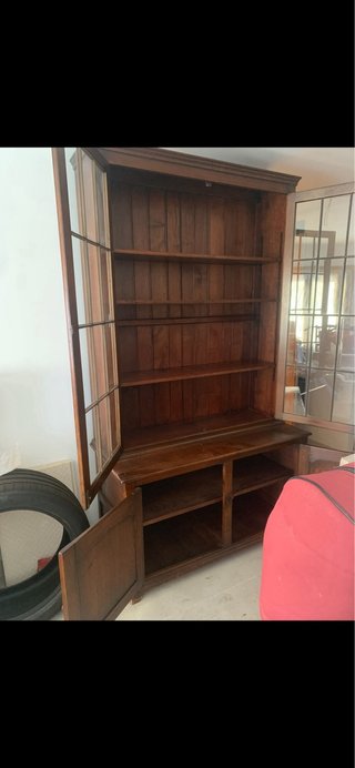 Vitrina de roble con puertas de cristal