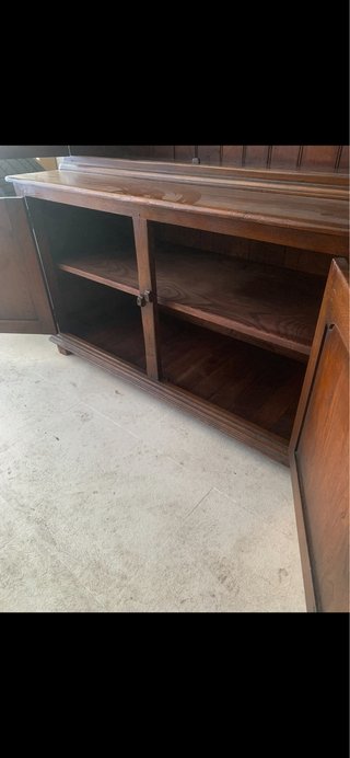 Vitrina de roble con puertas de cristal