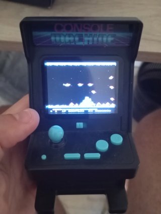Mini consola retro arcade verde y negra