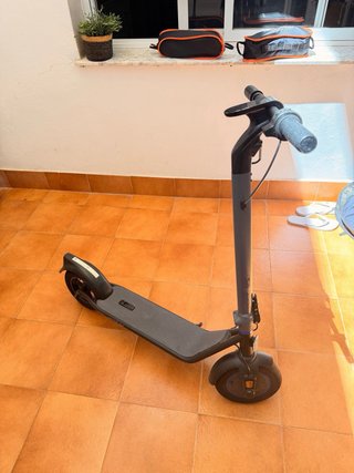Patinete eléctrico gris
