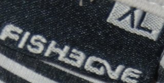 Sudadera negra con capucha y cremallera
