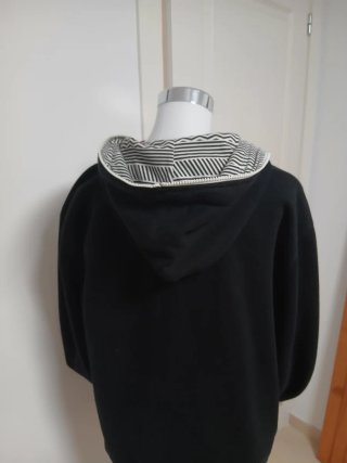 Sudadera negra con capucha y cremallera