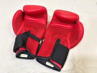 Set Boxeo Guantes Pierneras y Vendas Decathlon