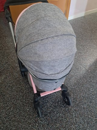 Carrito de juguete gris y rosa