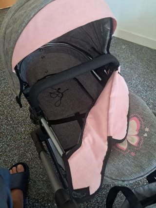 Carrito de juguete gris y rosa