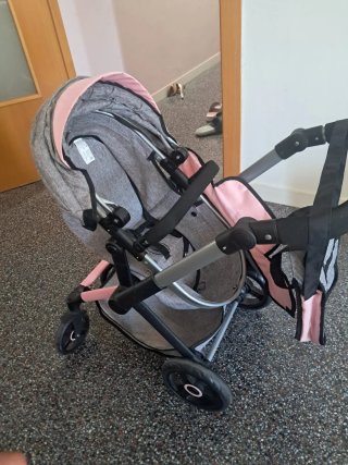 Carrito de juguete gris y rosa