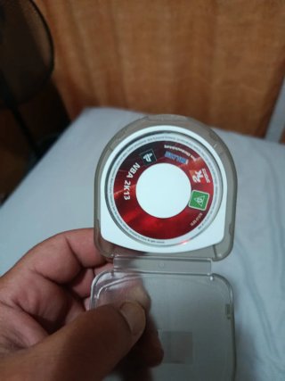 PSP 2000 Negra + Cargador y Funda + 3 juegos UMD